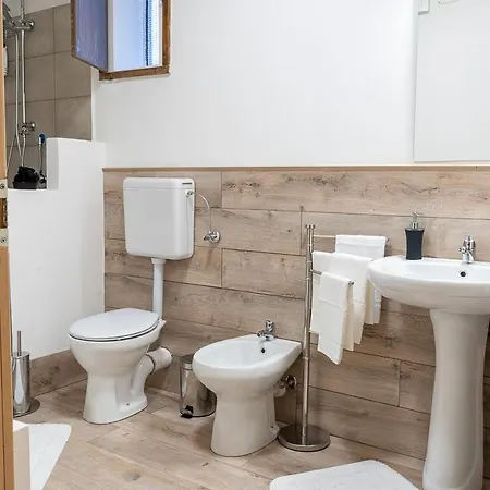 Guest house Casa Lachesi *
